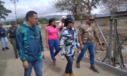 Gobernadora Karina Carpio supervisó trabajos del puente El Toco en el municipio Sucre