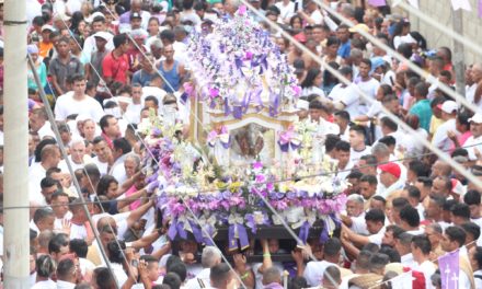 Múltiples manifestaciones de fe encabezaron procesión del Santo Sepulcro