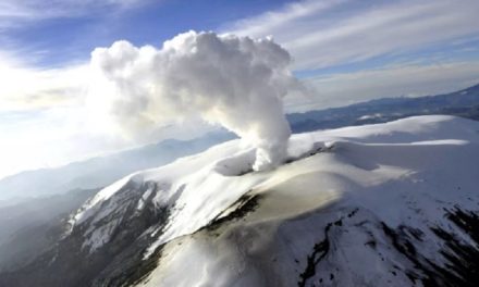 Volcán Nevado del Ruiz enciende nuevamente alarmas en Colombia