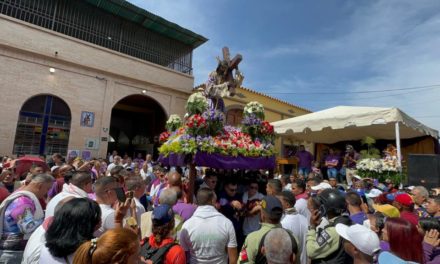 Fieles y devotos acompañaron en procesión al Nazareno en Sucre