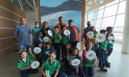 Niños de Carabobo recorrieron Aeropuerto Tacarigua de Maracay en ruta turística