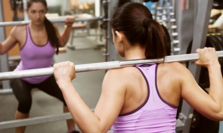 Ejercicios de fuerza protegen la masa muscular y ósea en las mujeres