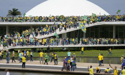 Justicia de Brasil imputa a 100 radicales bolsonaristas por ataques en Brasilia