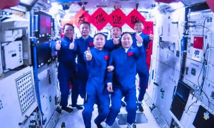 Astronautas chinos entraron en el módulo central de su estación espacial