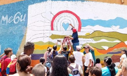 La Victoria pintó corazones azules en honor a niños autistas