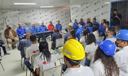 Autoridades y estudiantes de la Unefa recorrieron Complejo Industrial Farmacéutico del Suaf
