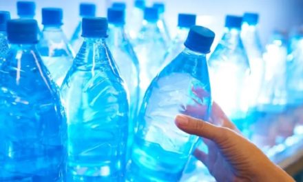 Agua embotellada, sugerencia en Uruguay para hipertensos