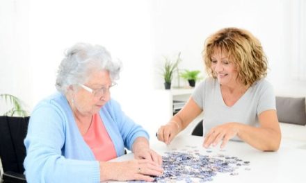 Participar en rutinas diarias ayuda a personas con Alzheimer a estar activas