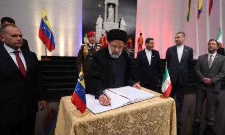 Presidente de Irán rindió homenaje al Libertador en el Panteón Nacional