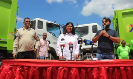 Gobierno regional entregó camiones compactadores de basura en Girardot