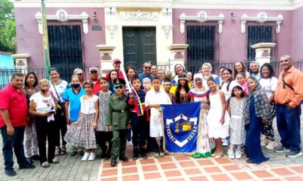 Niños y niñas del Cecilio Acosta contaron la historia en la plaza Ribas