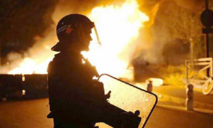 Francia sufre tercera noche de incendios, saqueos y vandalismo