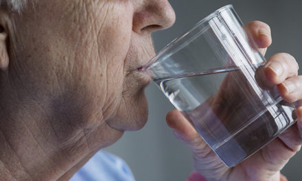 Personas con más de 60 años pueden requerir una hidratación adicional