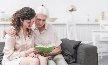 Leer y escuchar historias tiene beneficios cognitivos para el adulto mayor