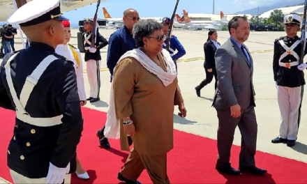 Primera ministra de Barbados arribó a Venezuela en visita oficial