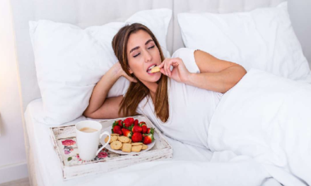 ¿Cuáles son los riesgos para la salud de comer acostado?