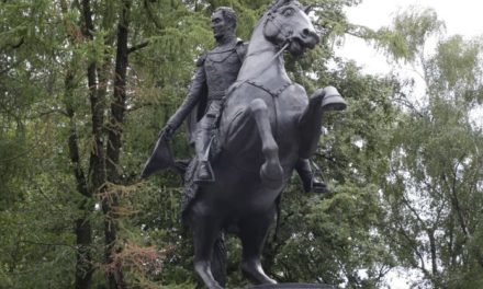 Develaron estatua ecuestre de El Libertador Simón Bolívar en Moscú