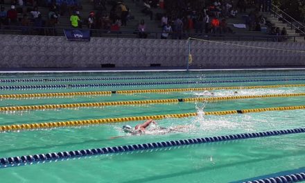 Nadadores al agua en el inicio del II Campeonato Estadal de Natación 2023