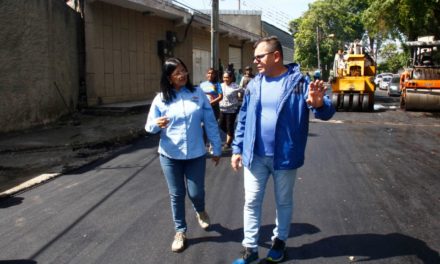 Gobernadora Karina Carpio supervisó trabajo de asfaltado en sector Barrancón