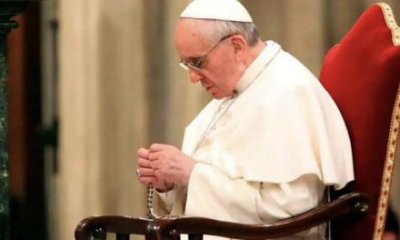 Papa Francisco viajó a Fátima para implorar por la paz
