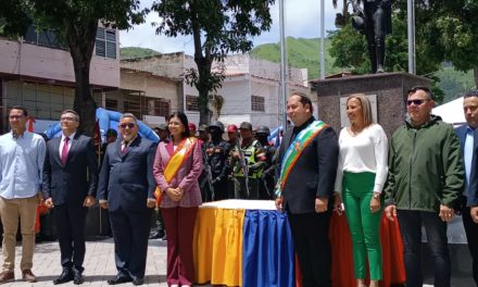 Tejerías honró los 212 años de la Independencia de Venezuela con ofrenda floral