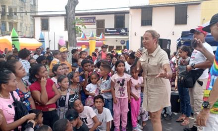 Alcaldesa Lolimar Montilla agasajó a los niños en su día