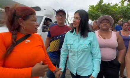 Gobernadora Karina Carpio entregó unidad de transporte repotenciada en Cuyagua