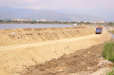 Supervisado trabajo de reforzamiento del muro de contención del lago Los Tacarigua
