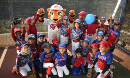 Fundación Tigres de Aragua recibió visita de escuela de béisbol menor
