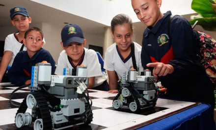 Venezuela pone en marcha plan para abrir tres mil centros de robótica infantil