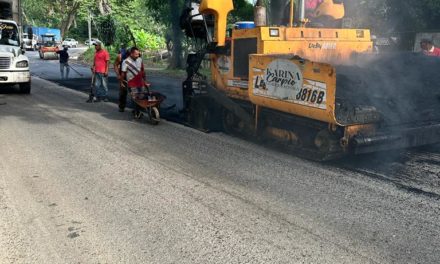 Gobierno de Aragua avanza en labores de asfaltado en la carretera nacional Villa de Cura