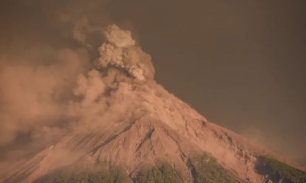 Volcán de Fuego registró actividad y alertó con cenizas a zonas aledañas en Guatemala