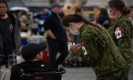 Evacuan a más de 35 mil personas por incendios en Canadá