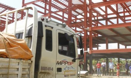 Entregados materiales para continuar la construcción de viviendas en El Venerable