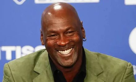 Michael Jordan completó la venta de los Hornets