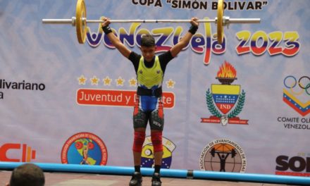 Pesista Luis García impone récord panamericano en campeonato juvenil