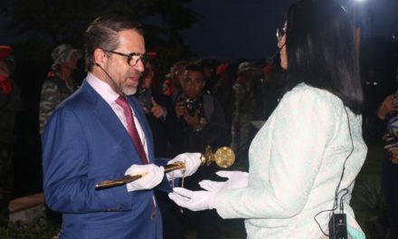 Gobernadora Karina Carpio recibió Espadín de El Libertador en Aragua