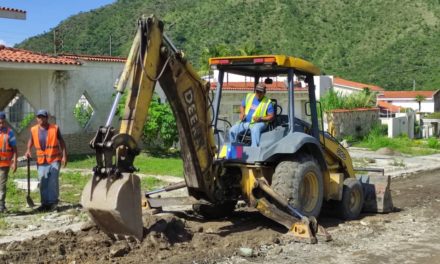 Más de 50 toneladas de asfalto serán colocadas en la Urbanización El Castaño