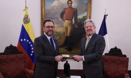 Embajador designado de Francia ante Venezuela entregó Copias de Estilo al canciller Yván Gil