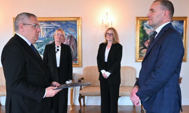 Embajador venezolano en Islandia entregó cartas credenciales al presidente Gudni Jóhannesson