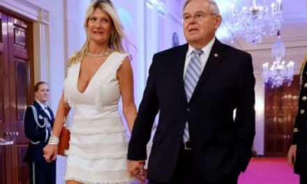 Senador Bob Menéndez y su esposa fueron acusados en EEUU de recibir sobornos