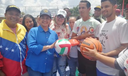 Gobernadora Karina Carpio reinauguró cancha deportiva en La Victoria