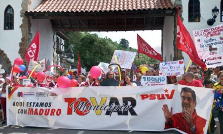 #AlMomento || Pueblo de la Colonia Tovar concentrado para iniciar marcha a favor del Presidente