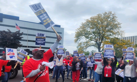 Trabajadores de sindicato automotriz extiende huelga en EEUU