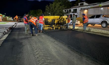 Continúan los trabajos nocturnos de asfaltado en El Castaño