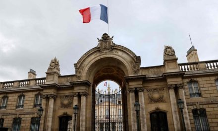 Francia elevó alerta de seguridad por atentado contra un profesor
