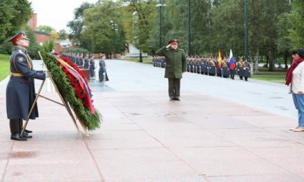 Rindieron homenaje al Monumento del Soldado Desconocido en Moscú