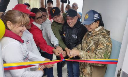 Gobernadora Karina Carpio y alcalde Darwin Cáceres inauguraron sala de parto en Tovar