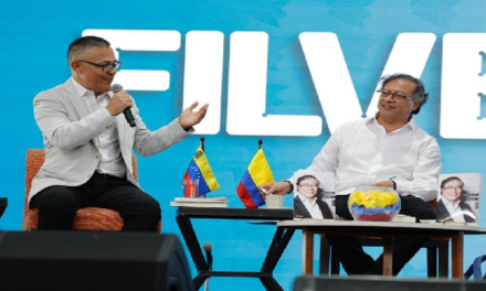Jefe de Estado colombiano presentó su libro “Una vida, muchas vidas” en la Filven