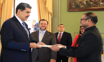Embajador de la India entrega cartas credenciales al presidente Nicolás Maduro